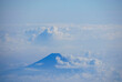 飛行機の窓から見える富士山のシルエット