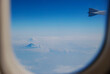 飛行機の窓から見える富士山と雲の風景写真