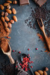 Schokolade und Nüsse auf einem rustikalen Hintergrund. Draufsicht, eingerahmt, Variation.