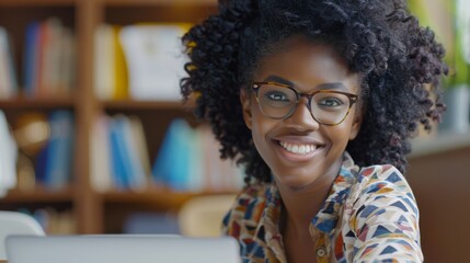 Poster - The Smiling Woman at Work