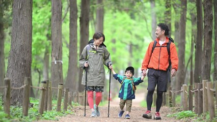 Wall Mural - ハイキングする親子の動画　緑の中登山やトレッキングする家族　夏のレジャーやアウトドアのお出かけのイメージ