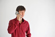 © Alexandre - homem de negócios  usando camisa social segurando celular