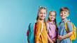 © Fox_Dsign - des enfants souriants, pour la rentrée scolaire - fond bleu