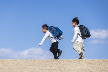 Wall Mural - 青空と小学生の男の子　blue sky