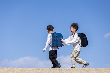 Wall Mural - 青空と小学生の男の子　blue sky