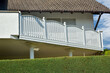 Balkon mit Holzplanken-Sichtschutz an einem Wohnhaus
