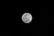 Luna llena de noche sobre el cielo oscuro y negro en la que se ven los cráteres