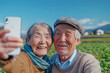 © Masato H - スマホで自撮りする老夫婦