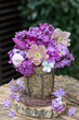 romantischer Blumenstrauß mit Fliederblüten, Hornveilchen, Lenzrose, Tulpe und Maßliebchen in vintage Vase