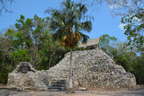Ruiny świątyń i budowli kultury Majów w mieście Koba na Jukatanie w Meksyku