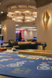 Teil von Spieltisch in Kasino auf Kreuzfahrtschiff mit Slotmaschinen im Hintergrund Glücksspiel - Casino roulette slots texas poker onboard cruiseship cruise ship liner