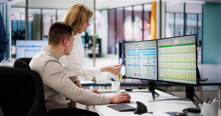 Aufkleber - Analyst Employee Working On Spreadsheet
