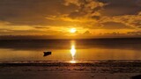 Fototapeta Łazienka - Sonnenaufgang mit einem Boot am Meer in Sansibar