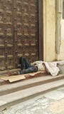 Fototapeta Łazienka - Armut - Bettler an der Straße zugedeckt in Afrika