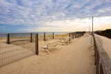 Fototapeta Pomosty - ławeczki przy deptaku nad brzegiem morza Dziwnów