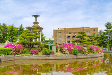 ツツジが綺麗な鶴舞公園の噴水塔と名古屋市公会堂〈愛知県名古屋市〉