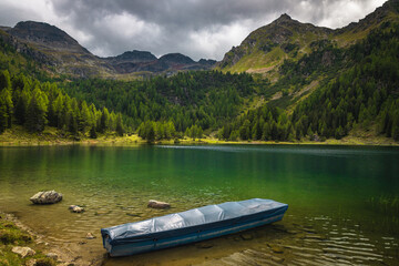 Naklejka na meble Moored boat on the lake in the mountains, Austria