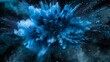 blaue Farbexplosion vor dunklem Hintergrund, rauchender Knall, Explosion aus Pulver