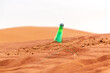 Flaschenpost im Wüstenmeer, Flasche mit Zettelnachricht