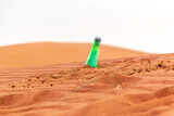 Fototapeta Zachód słońca - Flaschenpost im Wüstenmeer, Flasche mit Zettelnachricht