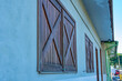 casa à beira mar com janelas de madeira fechadas