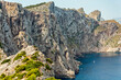 Schroffe, steil in das Meer fallende Felsen auf  Cap Formentor, der nördlichsten Spitze der balearischen Insel Mallorca