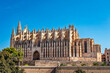 Südansicht der Fassade und des Eingangsportals der Kathedrale von Palme bei sonnigem Wetter und wolkelosem Himmel