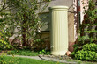 Regenwassertank aus Kunststoff in Säulenform zur Versorgung der Gartenanlage mit Regenwasser und Anschluss an das Regenfallrohr