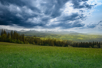 Fototapeta zachmurzone burzowe niebo pokryte ciężkimi chmurami nad wysokimi górami 