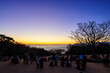 太平洋に昇る初日の出を待つ人々と朝焼けの空。

日本国神奈川県中郡二宮町、吾妻山公園にて。
2022年1月1日撮影。

People waiting for the new year's first sunrise over the Pacific Ocean and the morning sky.

At Azumayama Park, Ninomiya-cho, Naka-gun, Kana