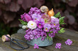 Blumen-Arrangement mit lila Hornveilchen, Fliederblüten, Maßliebchen, Tulpe und Lenzrose