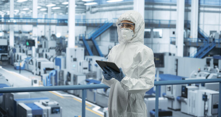 Aufkleber - Industrial Scientist Wearing Disposable Protective Suit, Mask and Goggles at a Production Plant. Female Using Tablet Computer, Analyzing Potential Work Hazards and Contamination at a Workplace