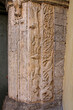 mostri e decorazioni vegetali; bassorilievo del portale posteriore della chiesa di San Fedele a Como
