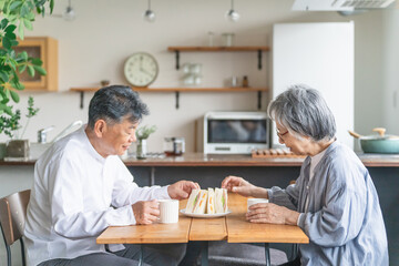 Poster - 家で朝食・昼食をとるシニア・高齢者の夫婦
