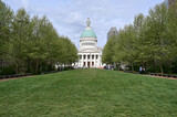 Fototapeta Uliczki - Old Courthouse at Gateway Arch National Park in Saint Louis, Missouri on sunny spring morning.