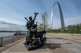 Fototapeta Uliczki - Monument to Lewis and Clarke expedition on Mississippi River with Gateway Arch National Park in Saint Louis, Missouri in background.