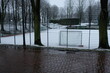 FU 2023-03-08 Schnee 62 Hinter dem Zaun ist ein verschneiter Sportplatz
