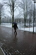 FU 2023-03-08 Schnee 65 Jemand spaziert auf einem Weg