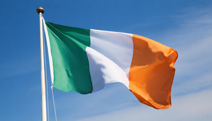 Wall Mural - Die Fahne von Irland flattert im Wind, isoliert gegen blauer Himmel