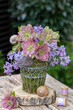 romantisches Blumen-Arrangement mit pink Lenzrosen Helleborus orientalis und Fliederblüten