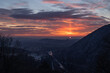 ampia visuale panoramica, dall'alto, dai pendii del Monte Santo in Slovenia, guardando verso l'area di confine in Italia intorno a Gorizia, durante un bellissimo tramonto invernale