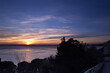 ampia visuale panoramica che mostra il mare Adriatico dall'alto lungo le alture della zona costiera vicino a Trieste, durante un bellissimo tramonto dai colori brillanti in un cielo nuvoloso