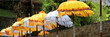 Bali Tempel mit weißen und gelben Schirmen, Bali, Indonesien, Panorama 