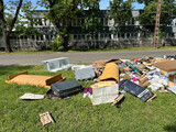 Fototapeta Do pokoju - Garbage next to the road in the city