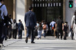 オフィス街の横断歩道を渡るビジネスマン