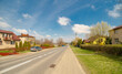 Wiosna na wzgórzach koło Ostrowca (Szewna) pod błękitnym niebem. Droga biegnąca przez sąsiednią miejscowość tuż przed Ostrowcem. Piękne niebo z delikatnymi chmurami.