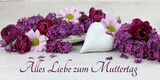 Fototapeta  - Grußkarte Muttertag: Blumenarrangemen mit Herz und dem Text Alles Liebe zum Muttertag.