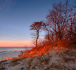 Zachód słońca nad wybrzeżem Morza Bałtyckiego, Kołobrzeg, Polska.