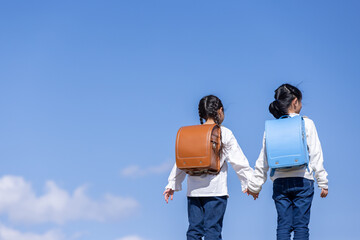 Wall Mural - 青空とランドセルの女の子　Elementary school student