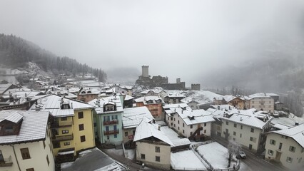 Wall Mural - paese di montagna inverno Trentino Ossana maltempo nebbia nuvoloso 